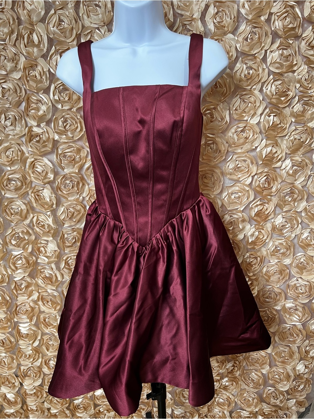 Wine Red Satin Fit-and-Flare Dress
🚨 NEW WITHOUT TAGS🚨